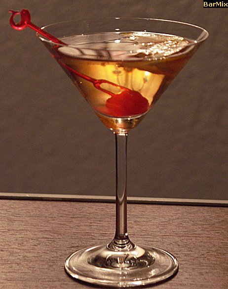 Cocktail (klar, brandyfarben) mit Kirsche und Orange 3